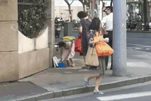 為了測試大家的人性黑暗面,把「一大桶硬幣」放在街上任人取用,經過「路人的行為」讓警察都不得不出現了…