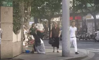 為了測試大家的人性黑暗面,把「一大桶硬幣」放在街上任人取用,經過「路人的行為」讓警察都不得不出現了…