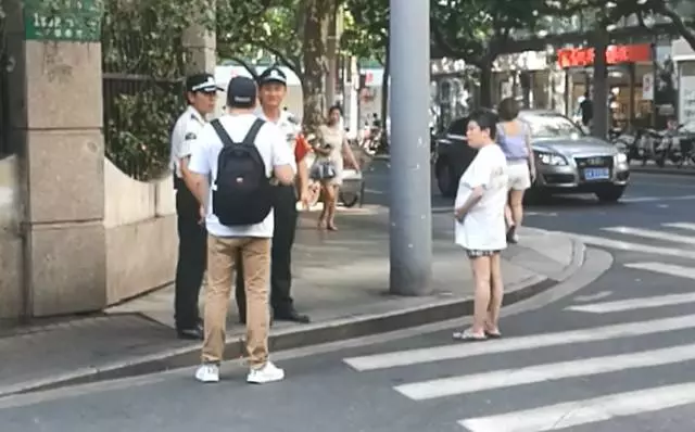為了測試大家的人性黑暗面,把「一大桶硬幣」放在街上任人取用,經過「路人的行為」讓警察都不得不出現了…