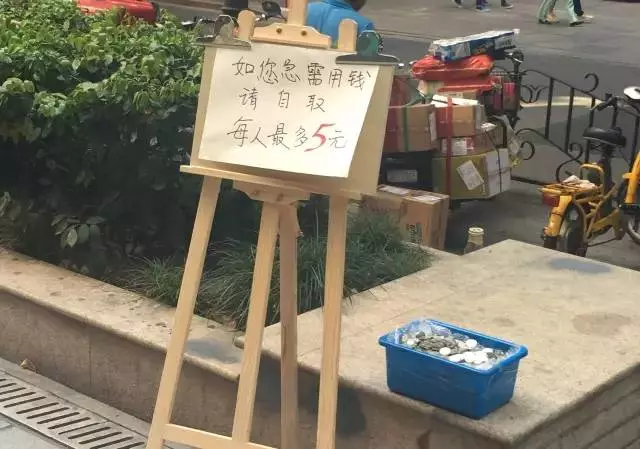 為了測試大家的人性黑暗面,把「一大桶硬幣」放在街上任人取用,經過「路人的行為」讓警察都不得不出現了…