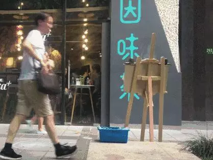 為了測試大家的人性黑暗面,把「一大桶硬幣」放在街上任人取用,經過「路人的行為」讓警察都不得不出現了…