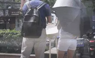為了測試大家的人性黑暗面,把「一大桶硬幣」放在街上任人取用,經過「路人的行為」讓警察都不得不出現了…