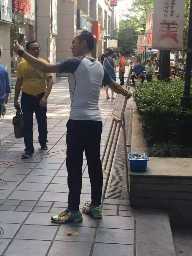 為了測試大家的人性黑暗面,把「一大桶硬幣」放在街上任人取用,經過「路人的行為」讓警察都不得不出現了…