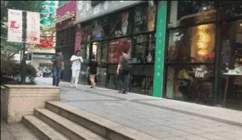 為了測試大家的人性黑暗面,把「一大桶硬幣」放在街上任人取用,經過「路人的行為」讓警察都不得不出現了…