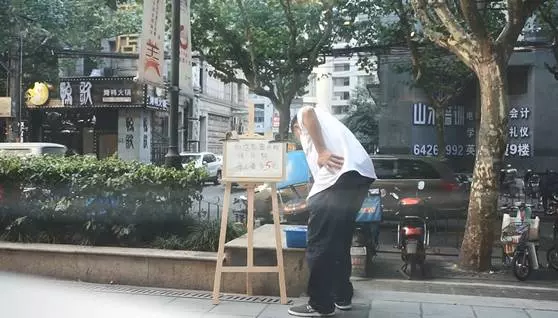 為了測試大家的人性黑暗面,把「一大桶硬幣」放在街上任人取用,經過「路人的行為」讓警察都不得不出現了…