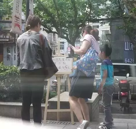 為了測試大家的人性黑暗面,把「一大桶硬幣」放在街上任人取用,經過「路人的行為」讓警察都不得不出現了…