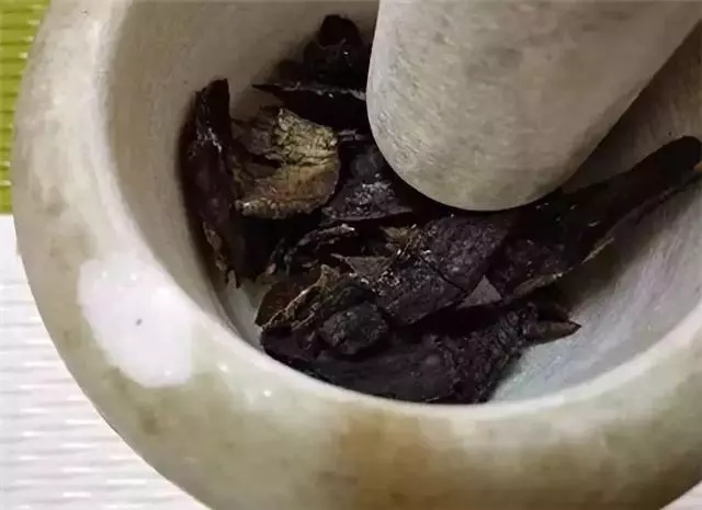 橘子皮放水裡泡一泡,勝過5瓶營養液,澆過的花油綠直冒芽!