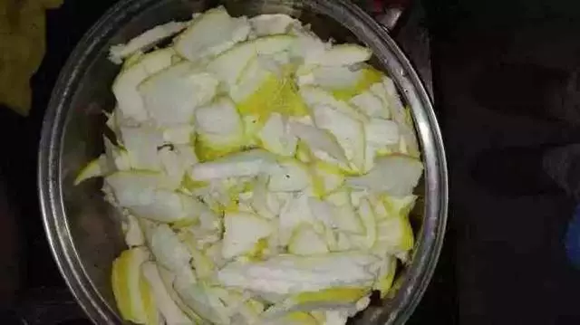 橘子皮放水裡泡一泡,勝過5瓶營養液,澆過的花油綠直冒芽!