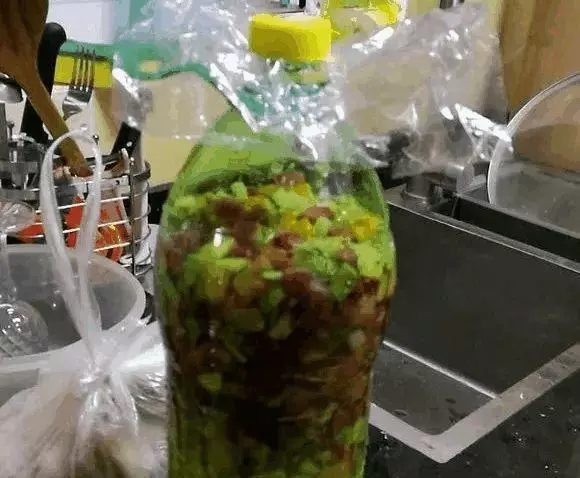 橘子皮放水裡泡一泡,勝過5瓶營養液,澆過的花油綠直冒芽!