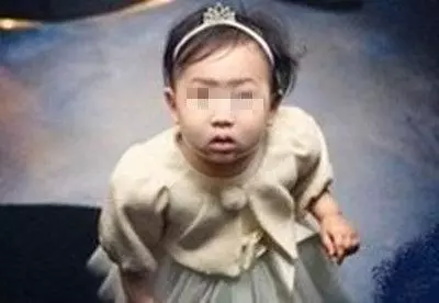 前夫病逝,我帶女兒參加葬禮,進屋女兒一直笑,抬頭看我砸了祠堂!