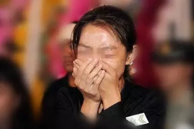 前夫病逝,我帶女兒參加葬禮,進屋女兒一直笑,抬頭看我砸了祠堂!