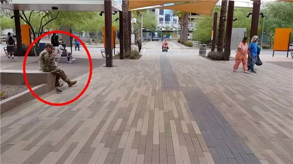 阿兵哥兒子放假,街上裝成看報紙路人,想送媽媽一個驚喜!路過的媽媽一眼認出兒子!她的反應看哭了!
