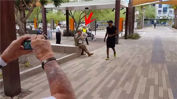 阿兵哥兒子放假,街上裝成看報紙路人,想送媽媽一個驚喜!路過的媽媽一眼認出兒子!她的反應看哭了!