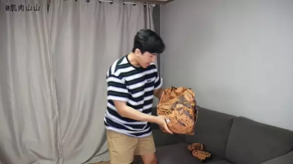 弟弟穿「霸王恐龍裝」要惡整姐姐,可是姐姐的反應居然出人意料!網友爆笑:電影看太多XD
