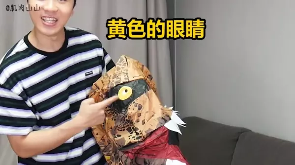 弟弟穿「霸王恐龍裝」要惡整姐姐,可是姐姐的反應居然出人意料!網友爆笑:電影看太多XD