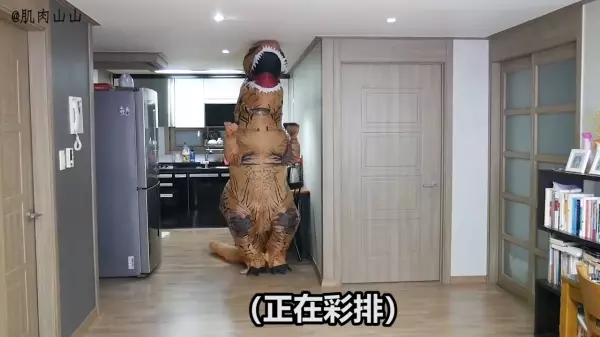 弟弟穿「霸王恐龍裝」要惡整姐姐,可是姐姐的反應居然出人意料!網友爆笑:電影看太多XD