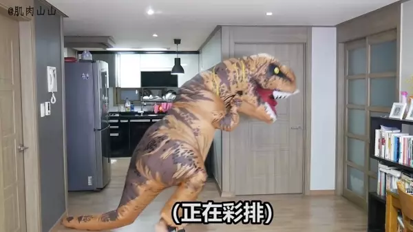 弟弟穿「霸王恐龍裝」要惡整姐姐,可是姐姐的反應居然出人意料!網友爆笑:電影看太多XD
