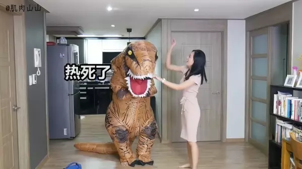 弟弟穿「霸王恐龍裝」要惡整姐姐,可是姐姐的反應居然出人意料!網友爆笑:電影看太多XD