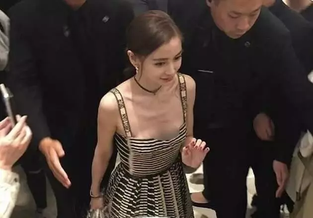 Angelababy這組照片,讓人看得都尷尬,網友:拍的人好噁心!