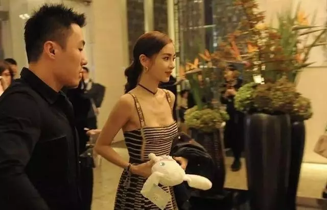 Angelababy這組照片,讓人看得都尷尬,網友:拍的人好噁心!