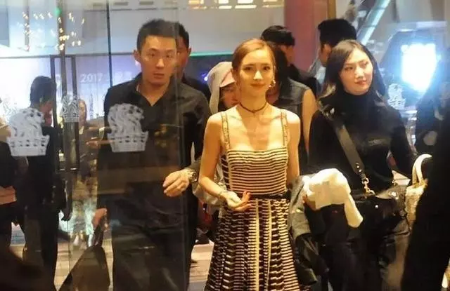 Angelababy這組照片,讓人看得都尷尬,網友:拍的人好噁心!