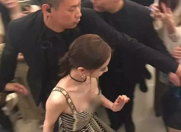 Angelababy這組照片,讓人看得都尷尬,網友:拍的人好噁心!