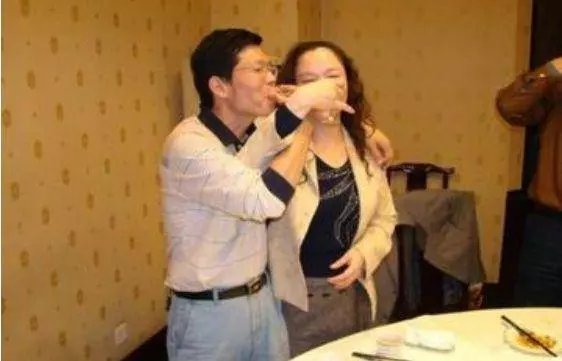 帶妻子參加聚會,被前女友嘲笑太醜,男子撩起衣服,全場人蒙了