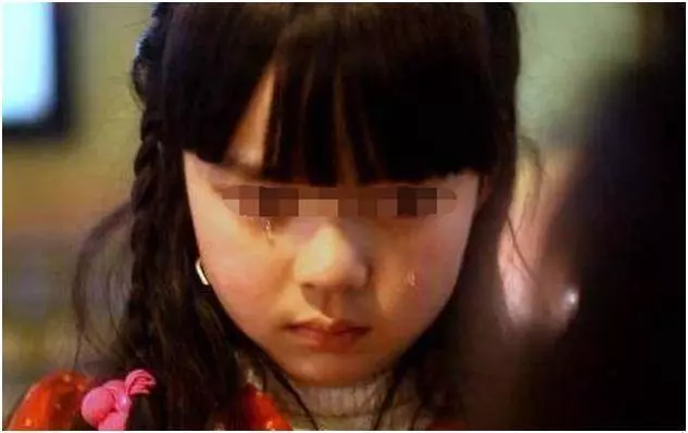 帶妻子參加聚會,被前女友嘲笑太醜,男子撩起衣服,全場人蒙了