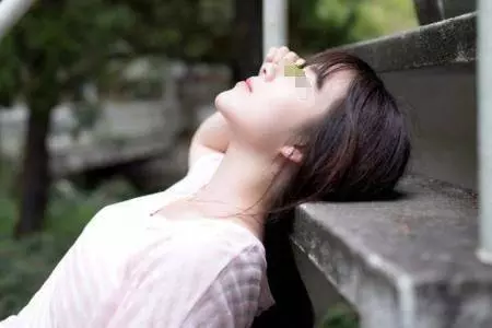帶妻子參加聚會,被前女友嘲笑太醜,男子撩起衣服,全場人蒙了