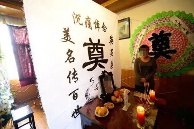 岳母猝死,女婿嫌晦氣不去奔喪,三天後接老婆回家,敲開門,蒙了
