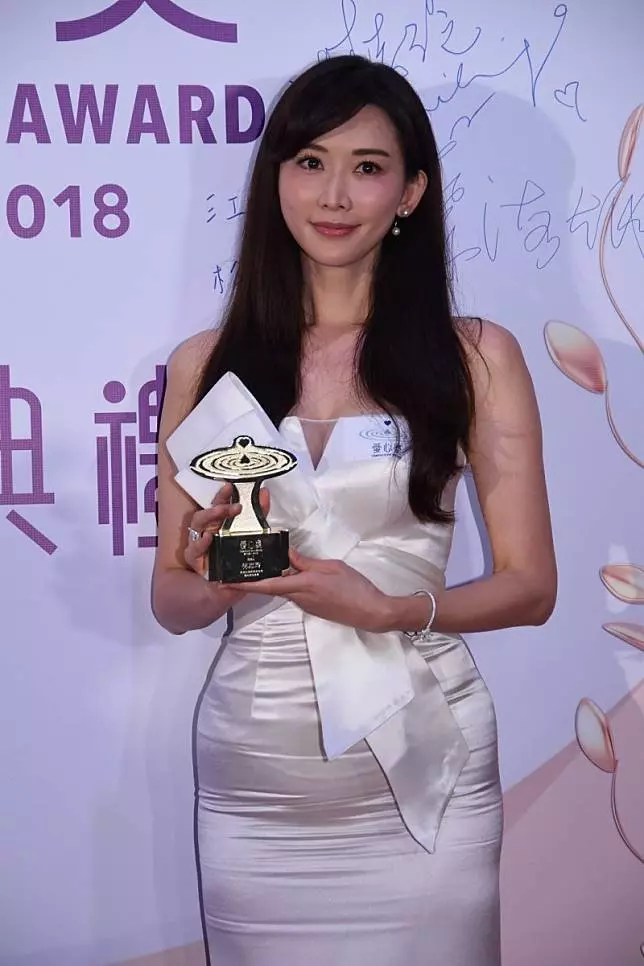 林志玲穿太緊了!長輩激現但「凸肚爆臀照」…結果太尷尬 網嚇呆:崩壞走樣了