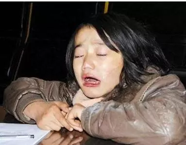 結婚那天繼母和親媽都在,主持人說給長輩敬茶,我把茶遞給了繼母