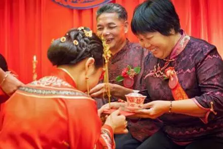 結婚那天繼母和親媽都在,主持人說給長輩敬茶,我把茶遞給了繼母