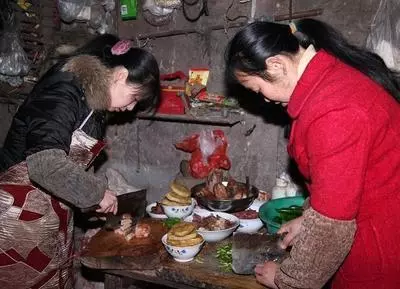 懷孕的時候,做菜太咸被婆婆打罵,老公下班看到後,甩婆婆到地下