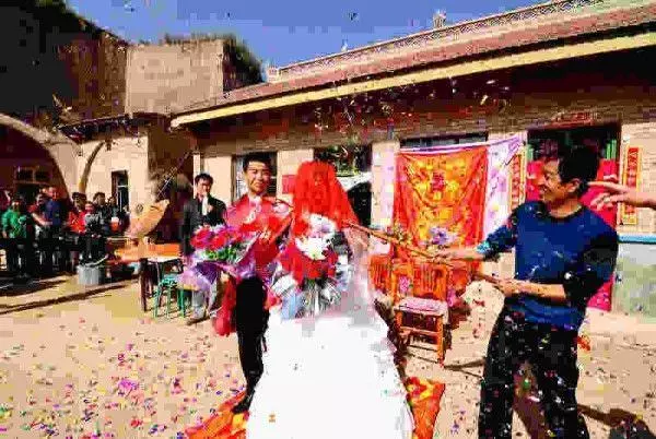老公每天幫我洗內褲,婆婆看見後把水潑到我身上,最後婆婆哭了