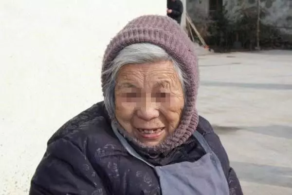 老公每天幫我洗內褲,婆婆看見後把水潑到我身上,最後婆婆哭了