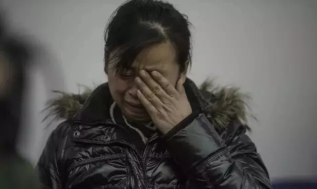 兒媳生龍鳳胎,唯獨不讓我碰男孩,趁她不在看下男孩,看後我哭了
