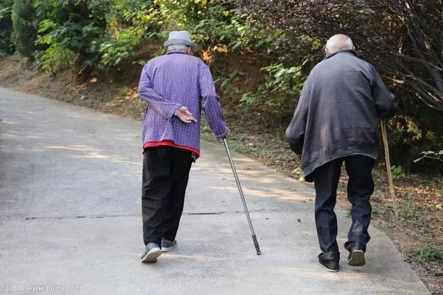 婆婆住院找我要五萬,我給她八萬,出院後我打開她給的包裹後愣了