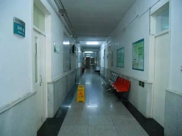 婆婆住院找我要五萬,我給她八萬,出院後我打開她給的包裹後愣了