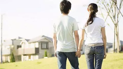 前夫去世後,我再改嫁,不久後女兒帶回男友,開門後我楞了