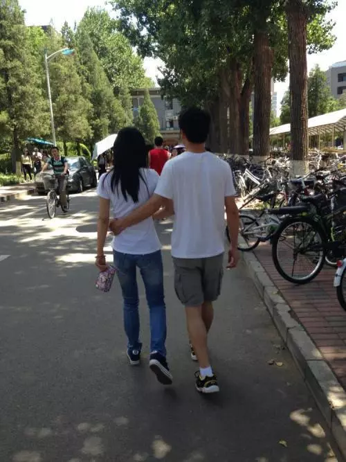 前夫去世後,我再改嫁,不久後女兒帶回男友,開門後我楞了