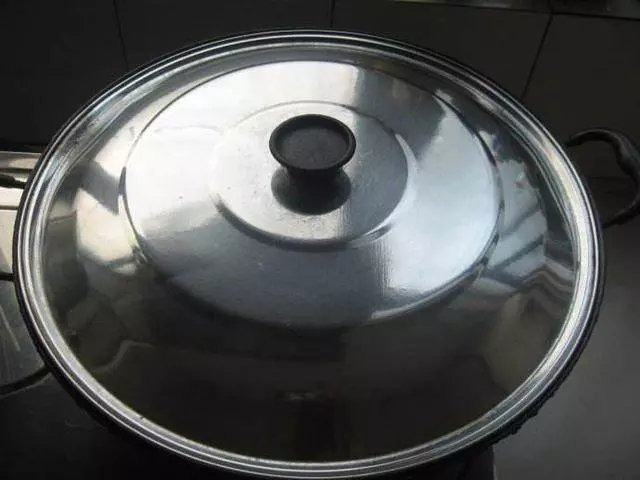 我幫女兒照顧外孫，女婿做好飯總讓我先吃，一次盛飯時「掀開鍋蓋」我忍不住落淚..