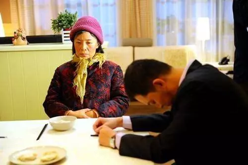 我幫女兒照顧外孫，女婿做好飯總讓我先吃，一次盛飯時「掀開鍋蓋」我忍不住落淚..