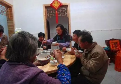 婆婆的新房買在我家樓上,晚上她來我家吃晚飯後,我想把房子賣掉