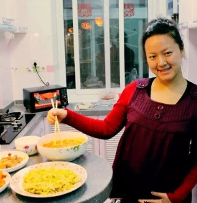 小姑子回娘家吃飯,我挺著大肚子招待,一句玩笑話婆婆掀了桌子
