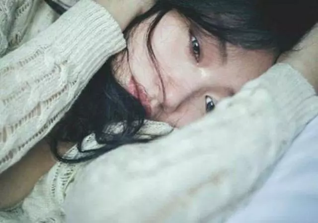 小姑子離婚我接她來住,婆婆來家一趟趕她走,婆婆一句話我哭了