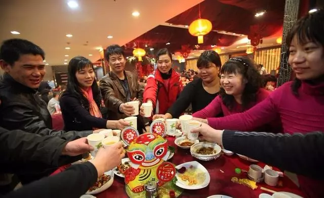 同學聚會,他偷偷把單買了,臨走時飯店老闆:請買一下單!