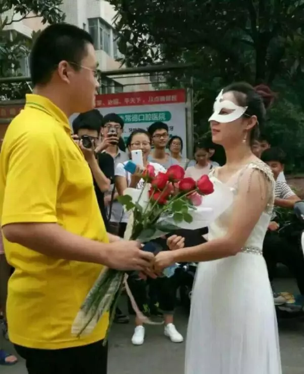 男大學生遭女老師求婚,小伙激動得說不出話來,結果變成了這樣!