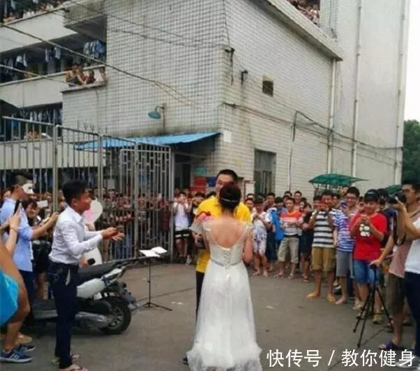 男大學生遭女老師求婚,小伙激動得說不出話來,結果變成了這樣!
