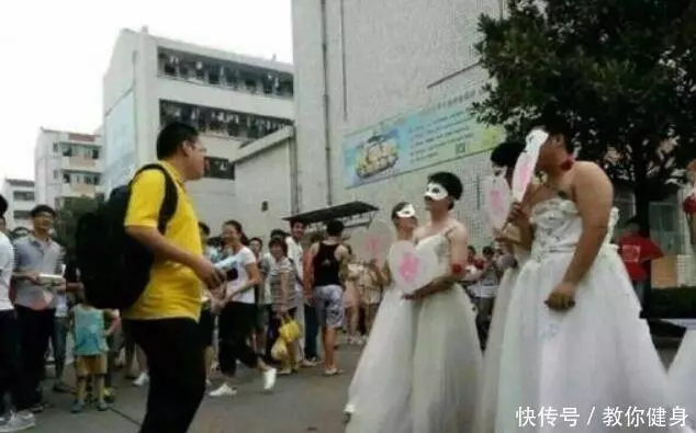 男大學生遭女老師求婚,小伙激動得說不出話來,結果變成了這樣!